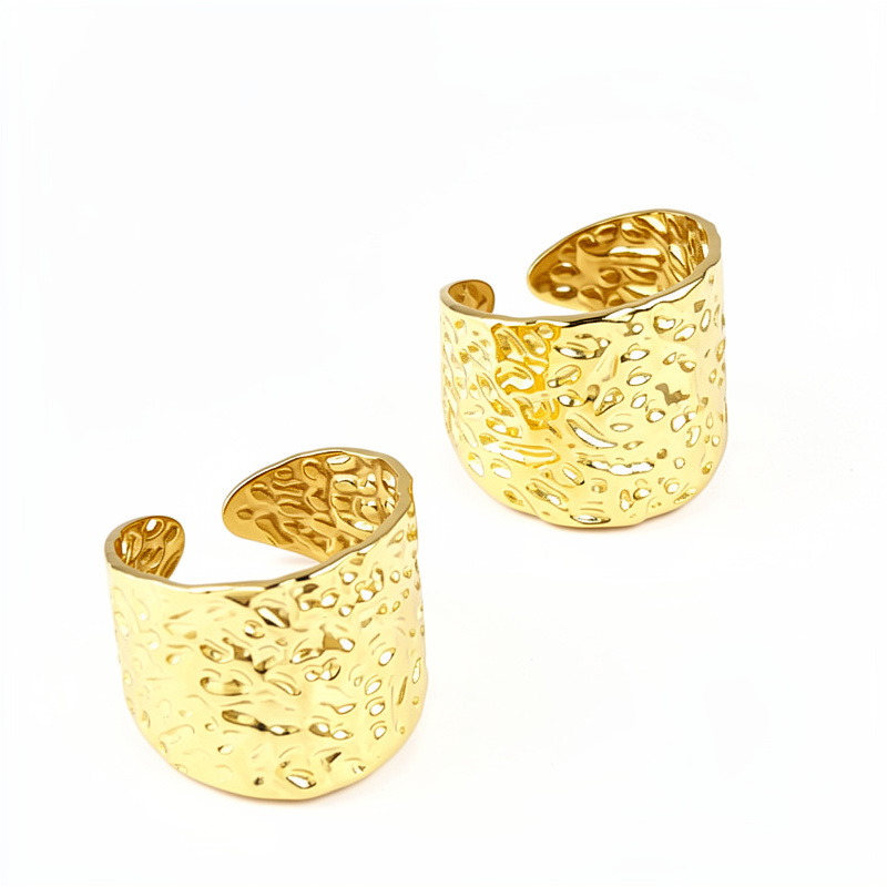 Anillo grueso con relieve