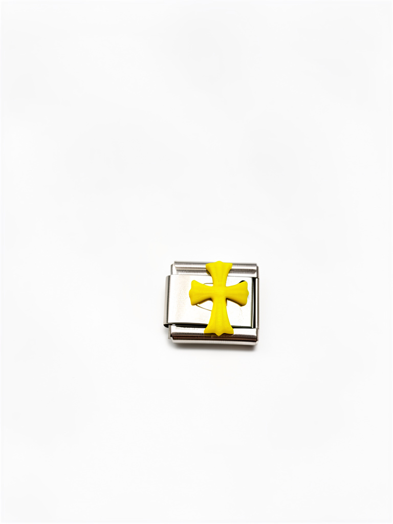 Charm cruz amarilla