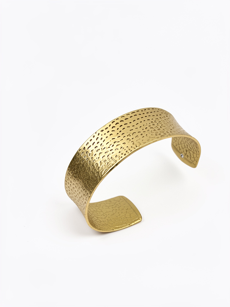 Brazalete dorado con relieve