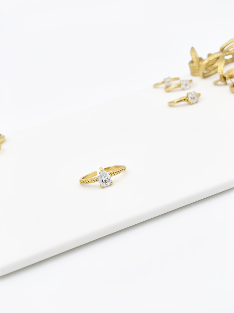 Anillo fino diamante en forma de gota