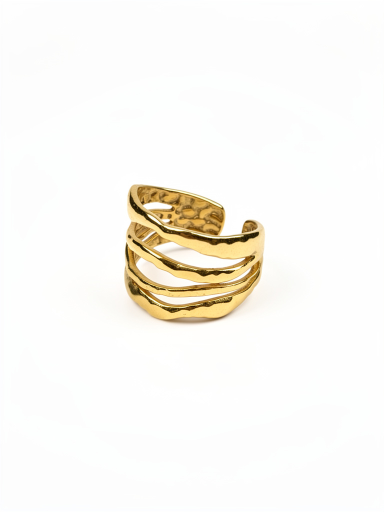Anillo dorado con relieve