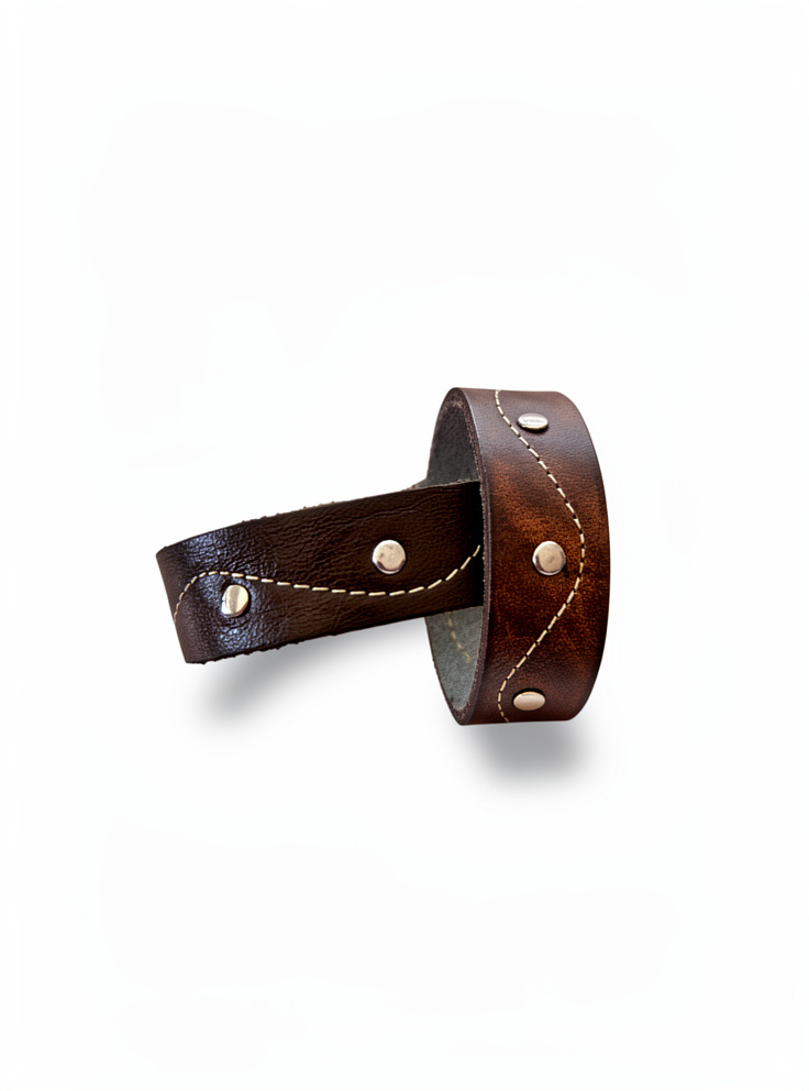 Pulsera en cuero remaches y costura