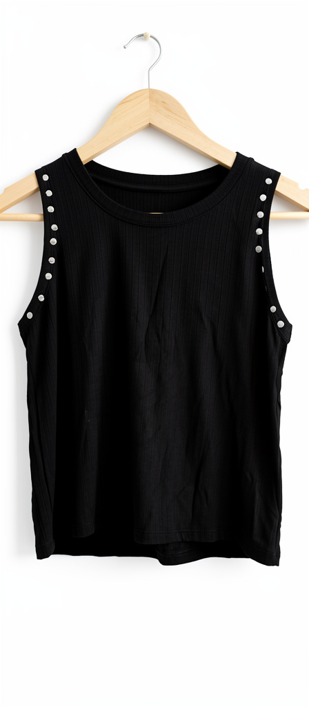 MUSCULOSA CON TACHAS ✨
Hermosas y súper combinables 🤍
Tela suave, liviana y cómoda..
Detalle de tachas plateadas en hombros y laterales, que les da un toque distinto. ✨