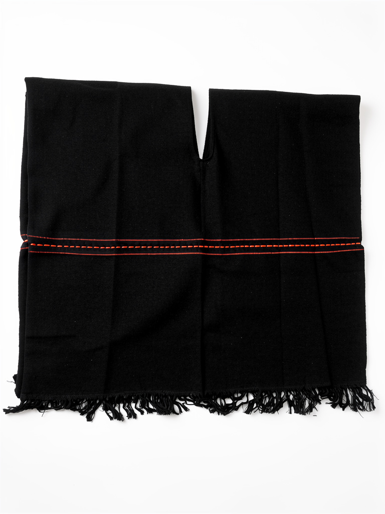 Poncho negro artesanal