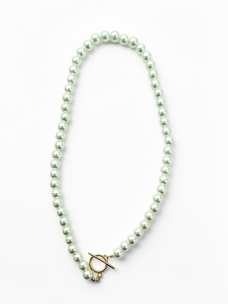 Collar dorado y perlas