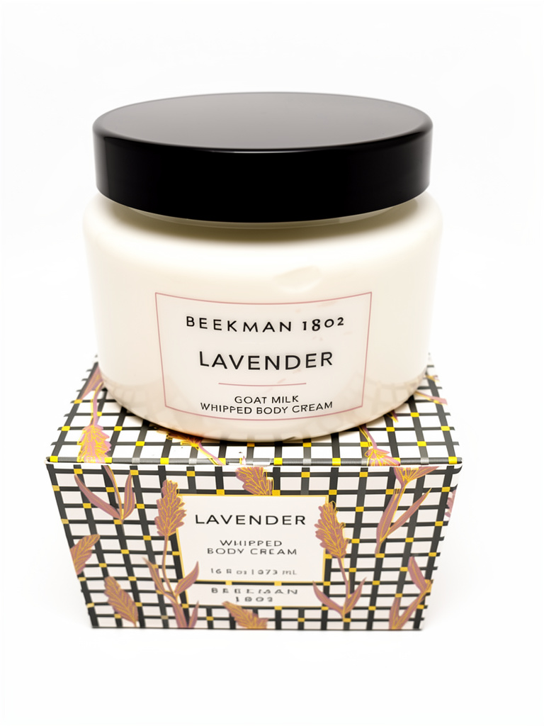 Crema de leche de cabrá, olor a lavanda.