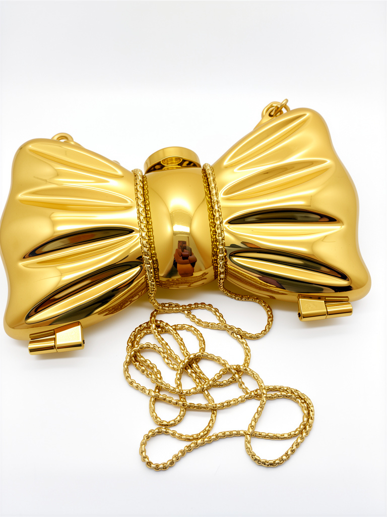 Cartera de lasos dorada