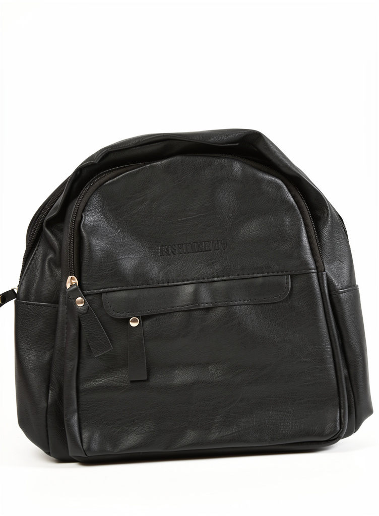 Mochila negra simil cuero