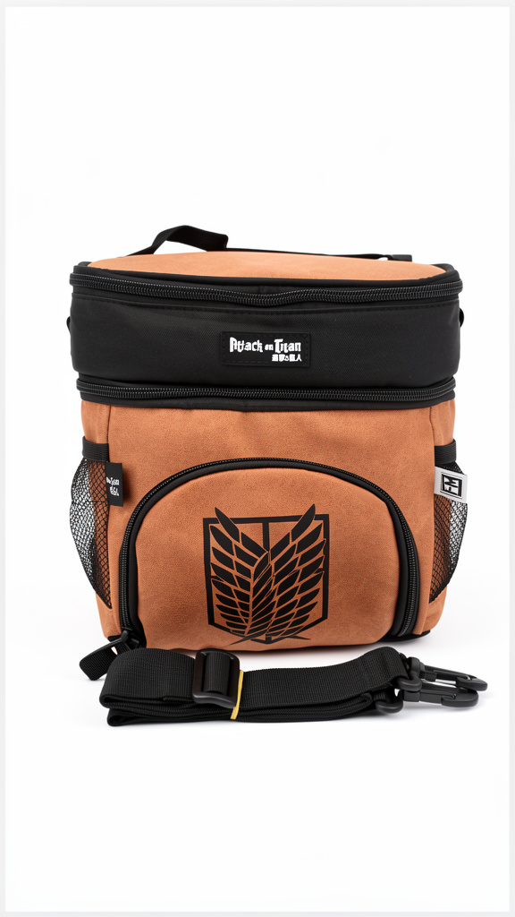 Lonchera Attack on Titan café claro con negro