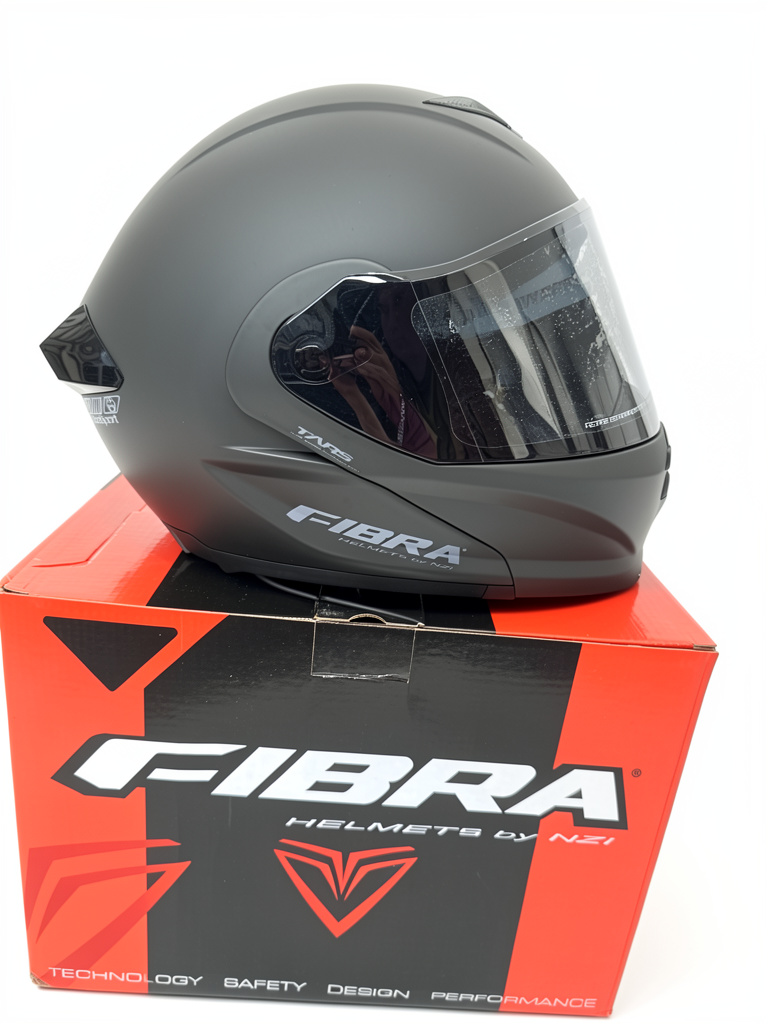 CASCO NEGRO FIBRA CON LUCES