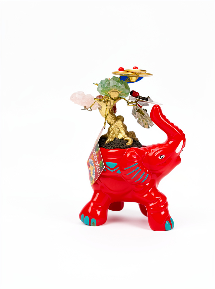 Elefante Rojo de la Suerte con Árbol de Abundancia.