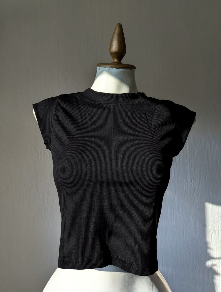 S/M blusa negra manga corta