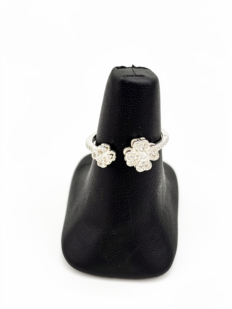 M497#8  Anillo Zirconia trébol