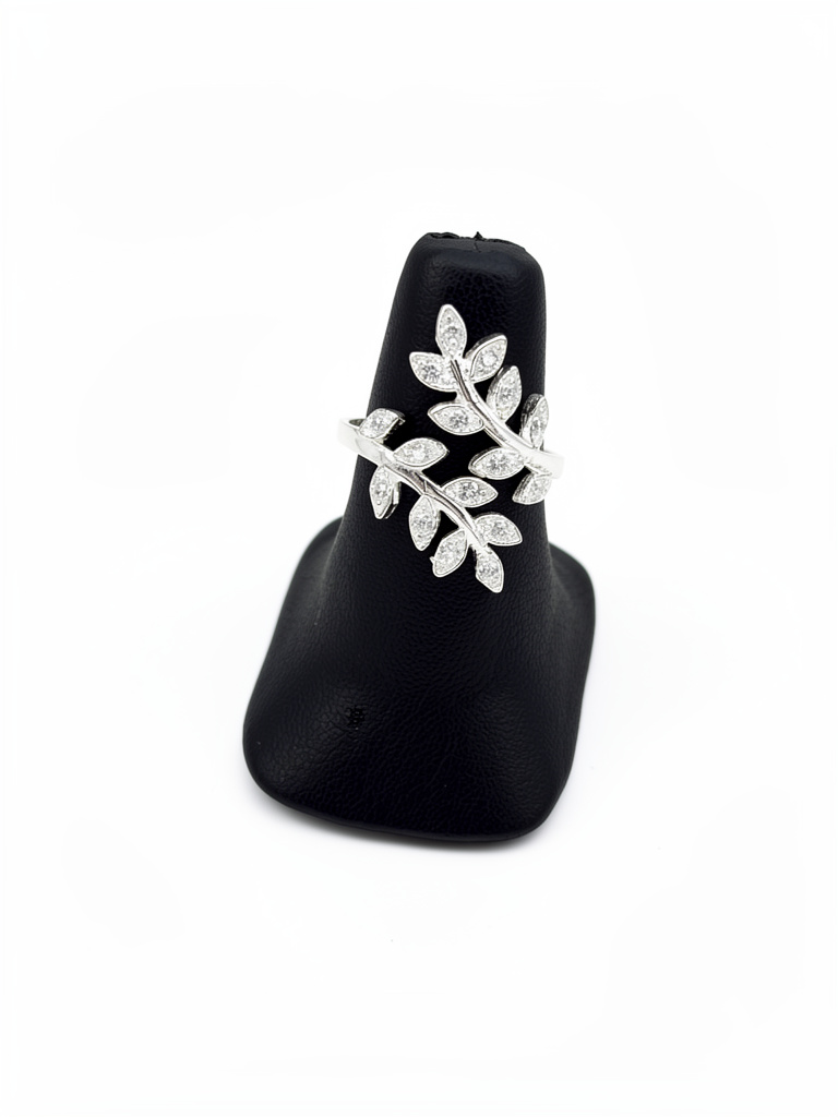 AN085#8 Anillo hojas con Zirconia