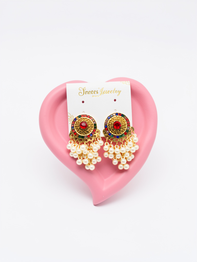 Aretes dorados con perlas
