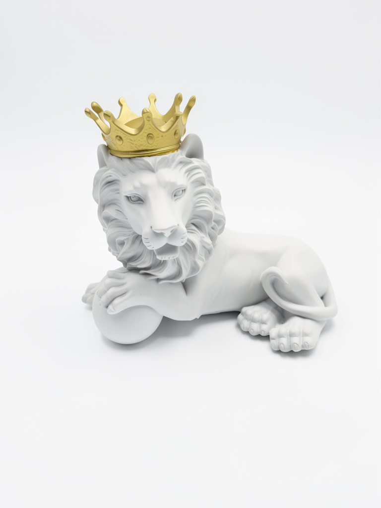 León hechado con corona