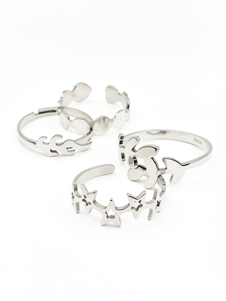 anillo con diseño plateado