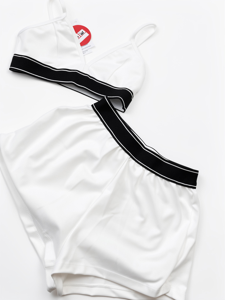 Conjunto branco com faixa preta