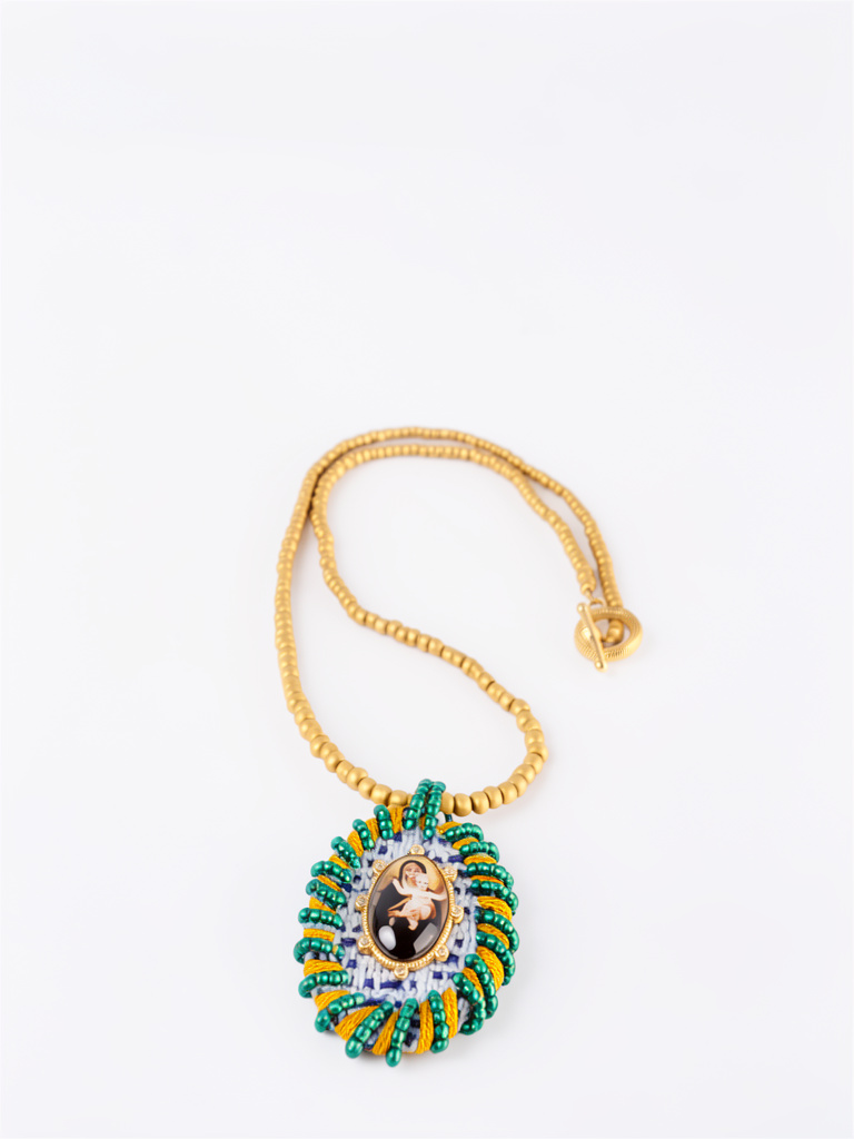 Collar largo mostacilla dije bordado a mano de virgen Maria Reina de los Angeles