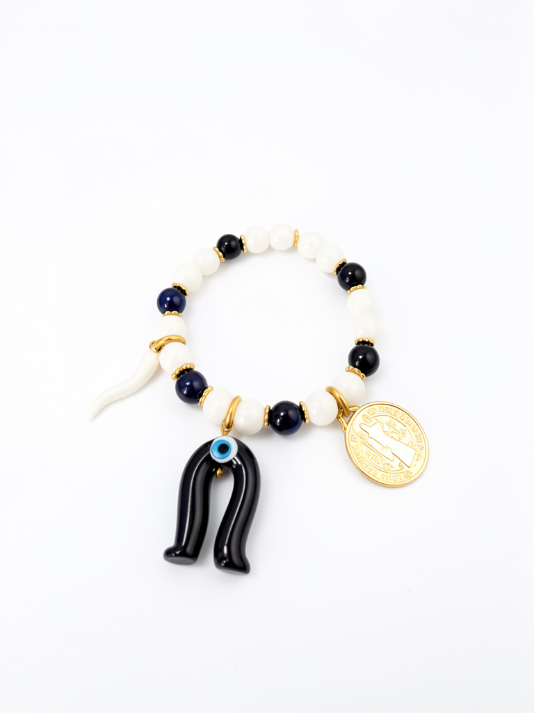 Pulsera elásticacon piedras lapislazuli y howlita blanca dijes cornicello, ojo turco negro  y medalla San Benito