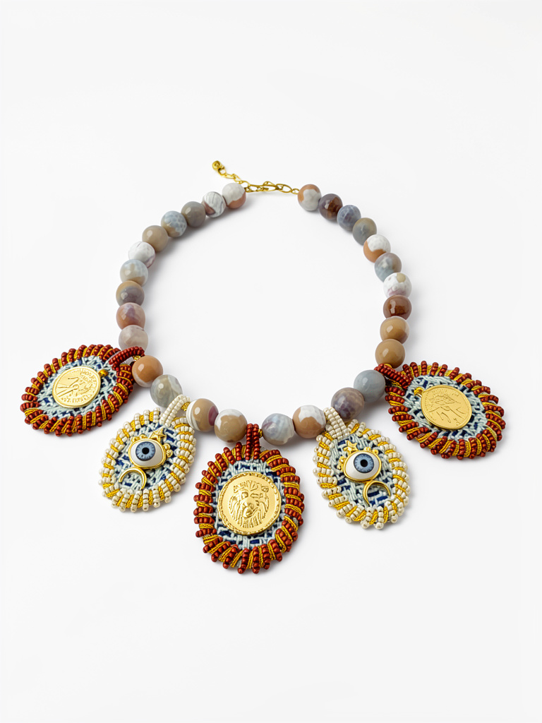 Collar de piedras agatas tonos beige y crema dijes bordados a mano