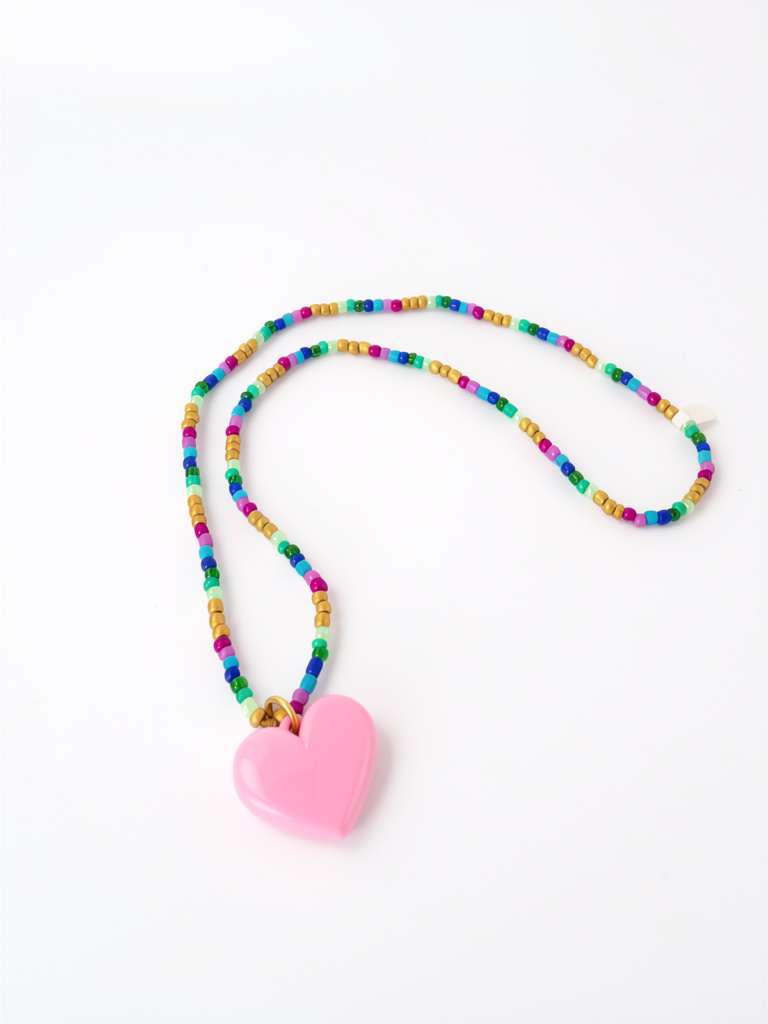 Collar largo de mostacilla dije corazón chicle rosado