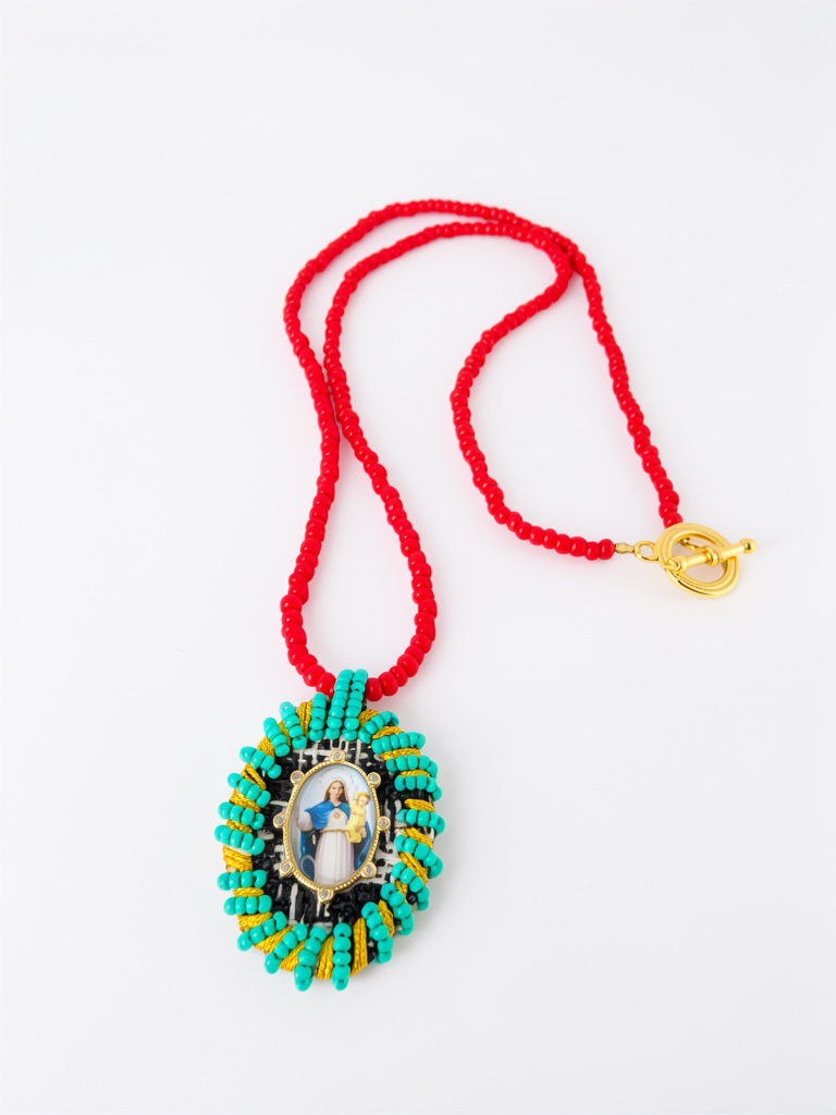 Collar larho de mostacilla dije bordado a mano virgen Maria Auxiliadora