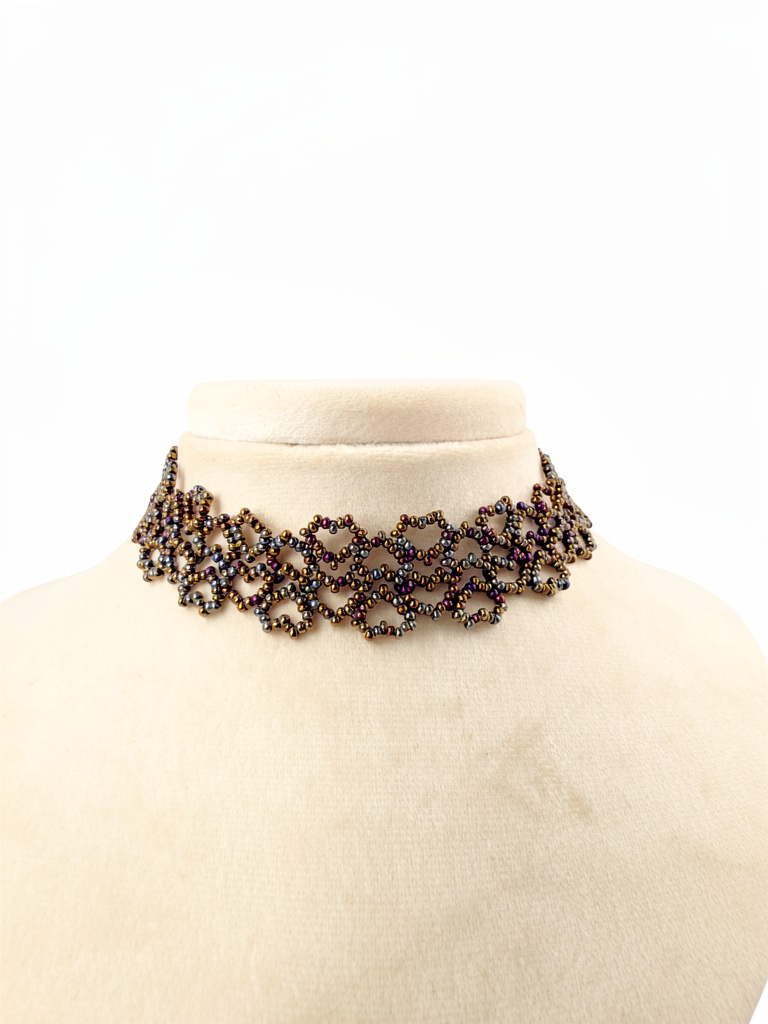 Choker de corazonea mostacilla en tonos azul, morado y bronce.