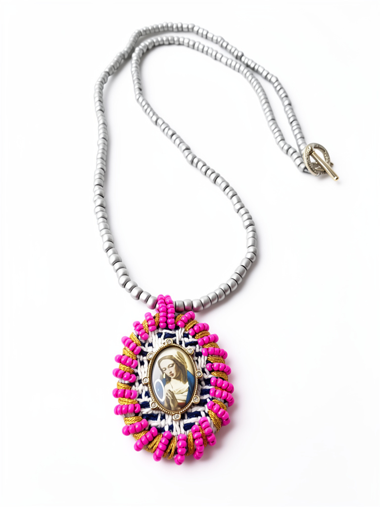 Collar larho de mostacilla plateado dije bordado a mano virgen en oración