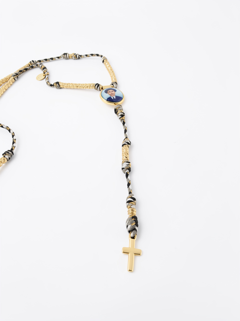 Rosario en cordón negro con blanco y tonos dorados dije Jose Gregorio Hernandez