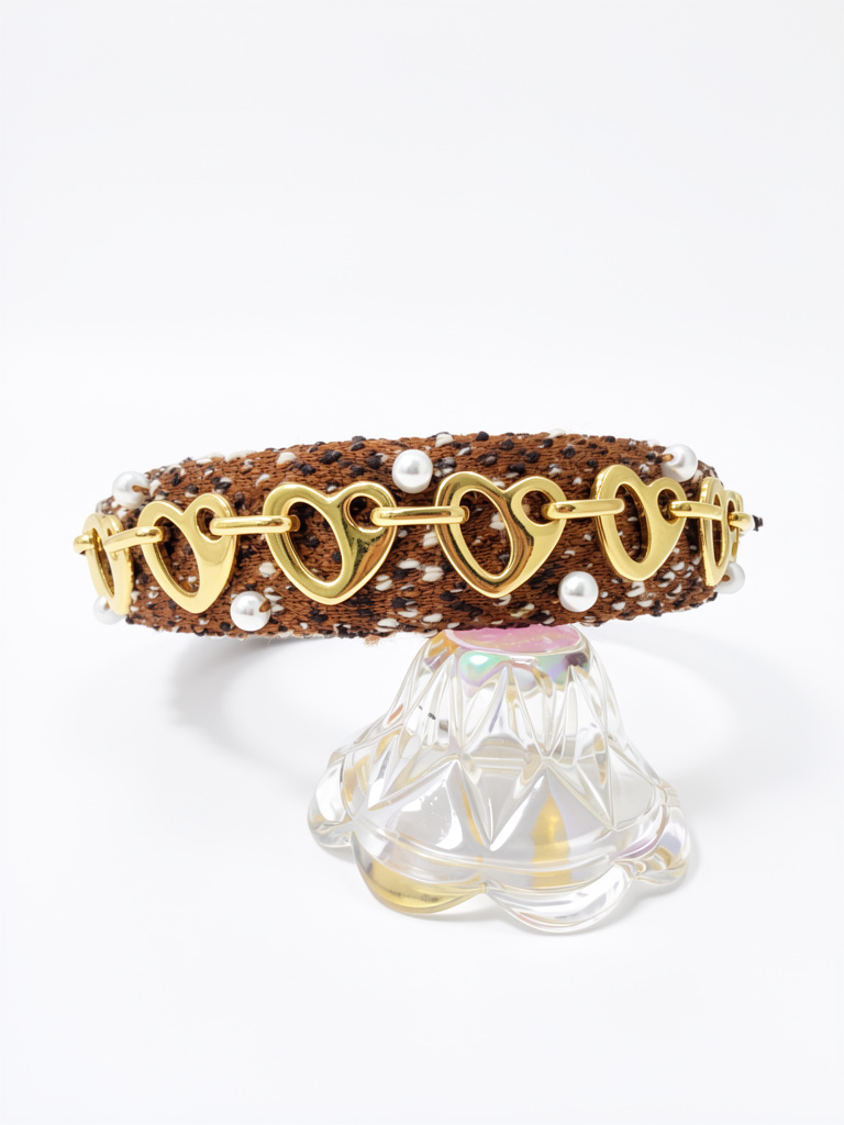 Diadema marron tipo chanel apliques dorados y perlas