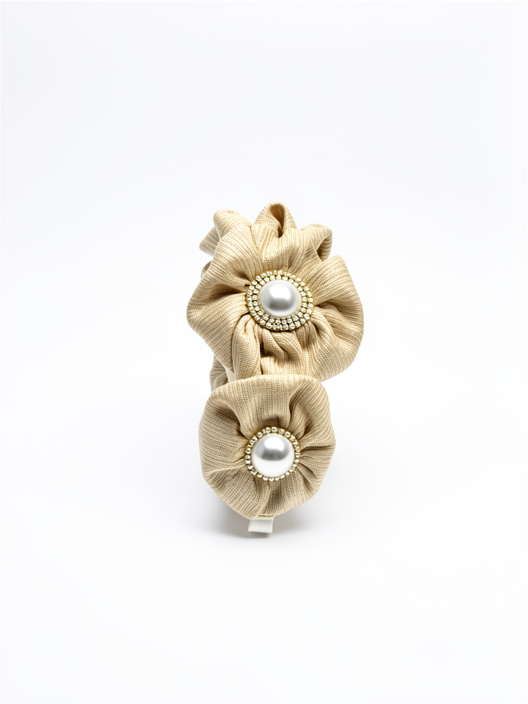 Diadema color champagne con apliques de perla