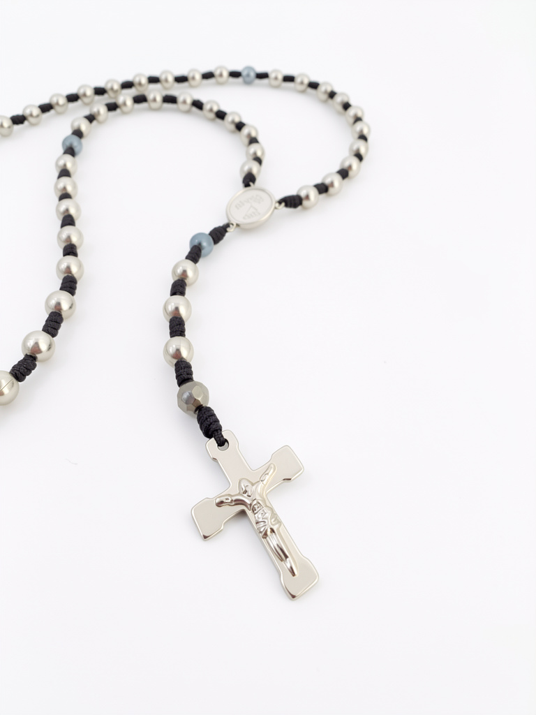 Rosario en cordon negro con balines plateado de níquel dije virgen Milagrosa