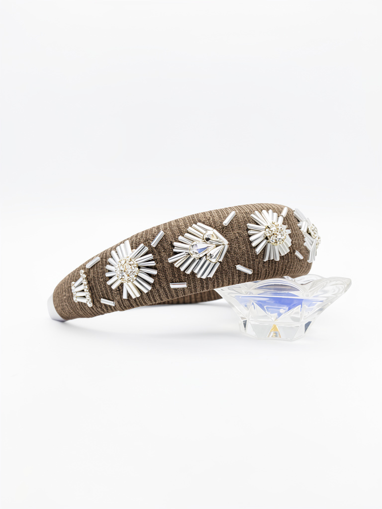Diadema con apliques de canutillo