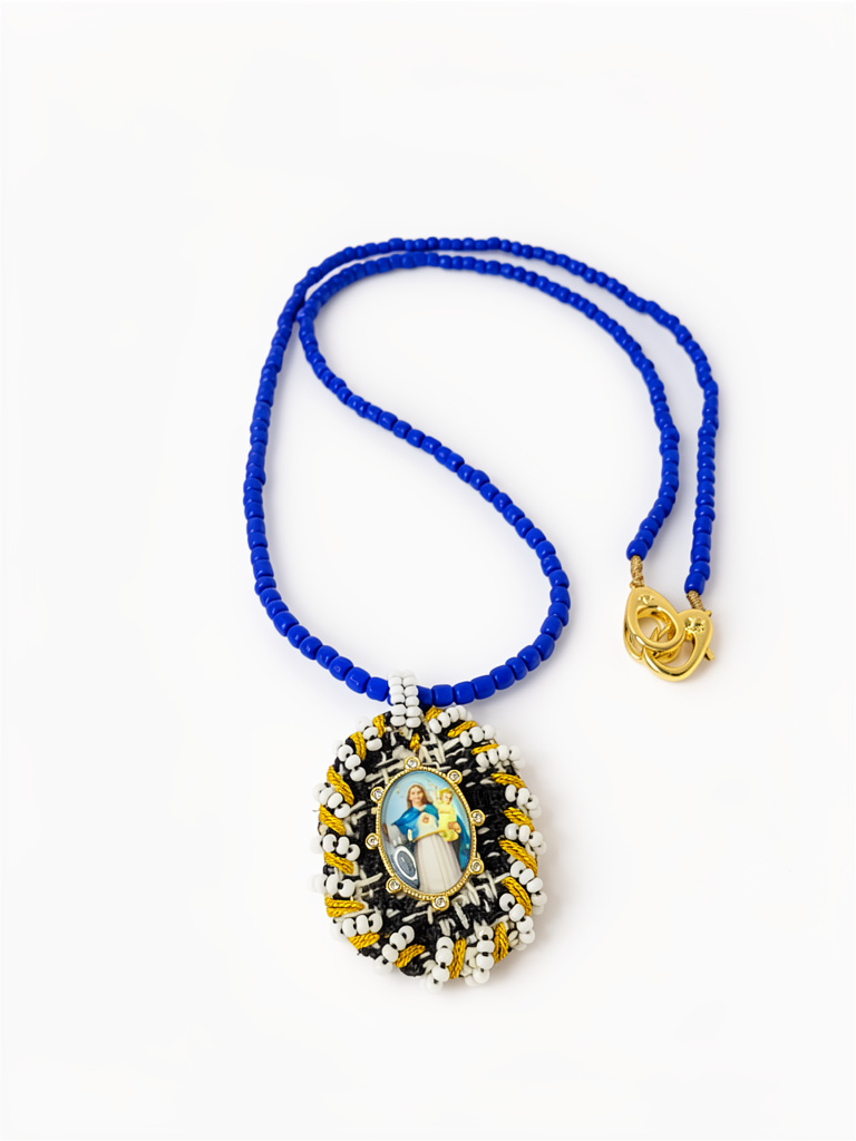 Collar de mostacilla dije bordado a mano virgen Maria Auxiliadora