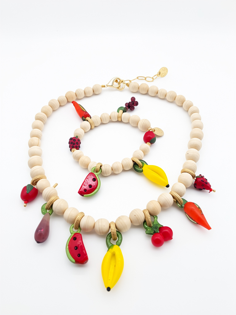 Collar de semillas y pulsera de frutas