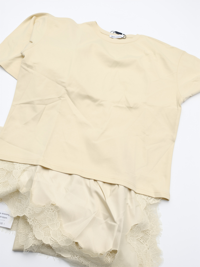Blusa beige con encaje en tendencia