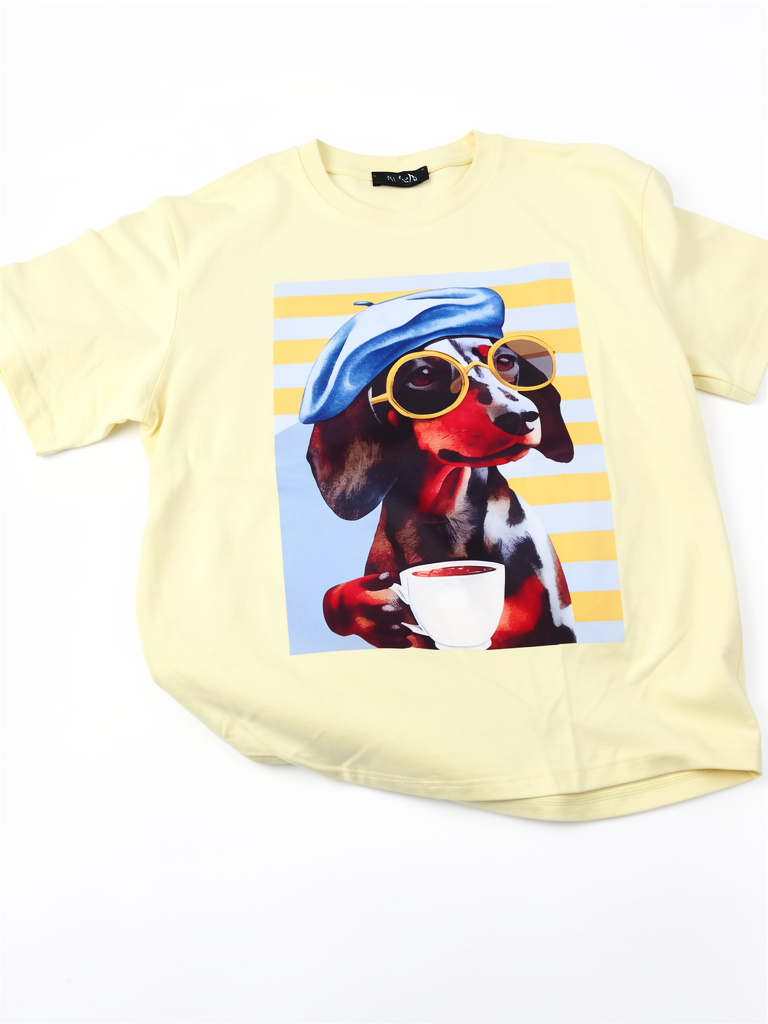 Blusa amarilla con perro y lentes amarillos