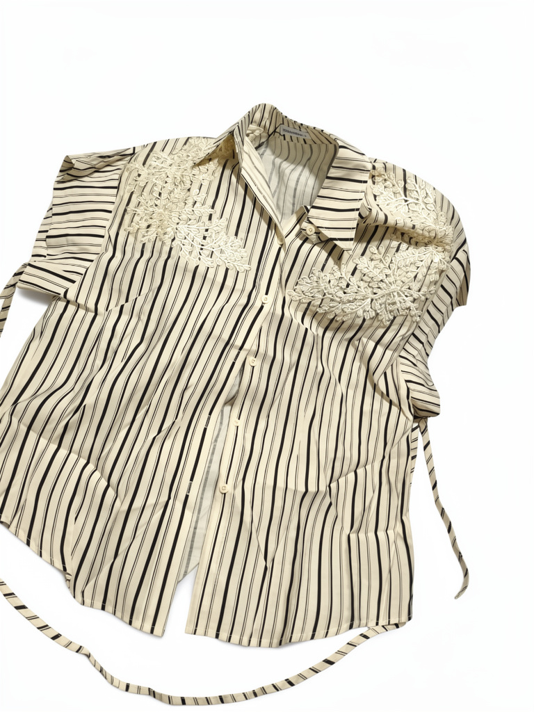 Blusa beige rayas con adornos