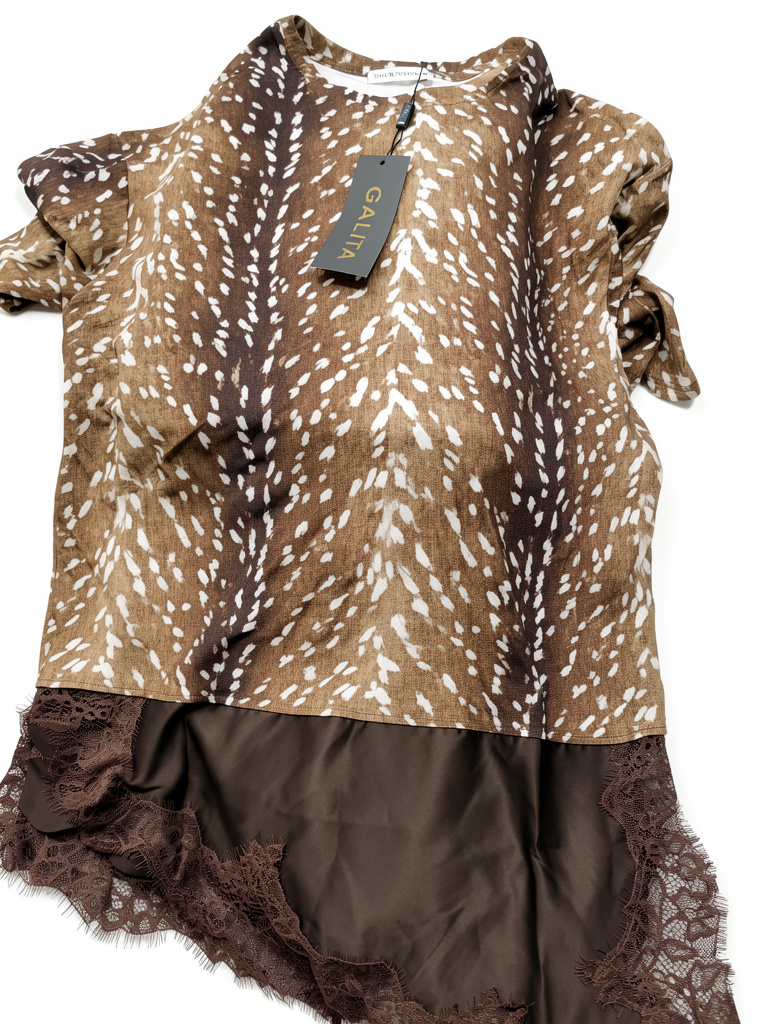Blusa diseño Bambi con encaje en tendencia color cafe