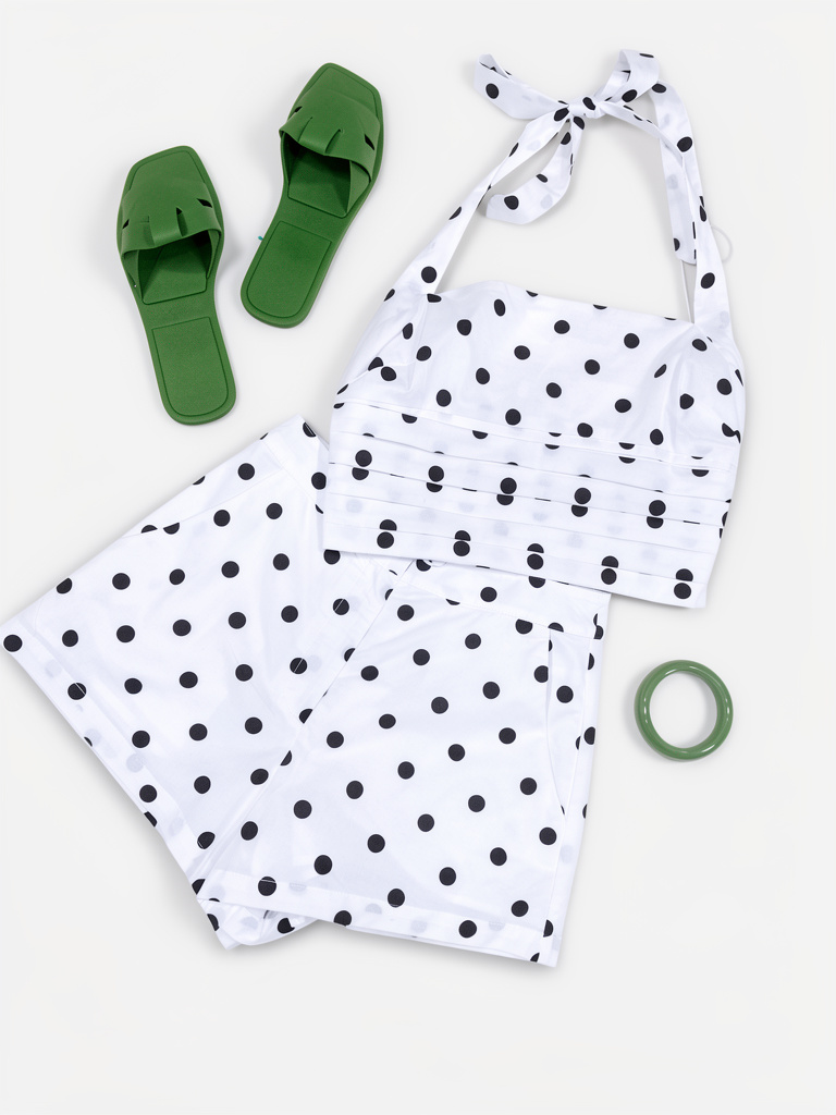 Set blanco con bolitas negras