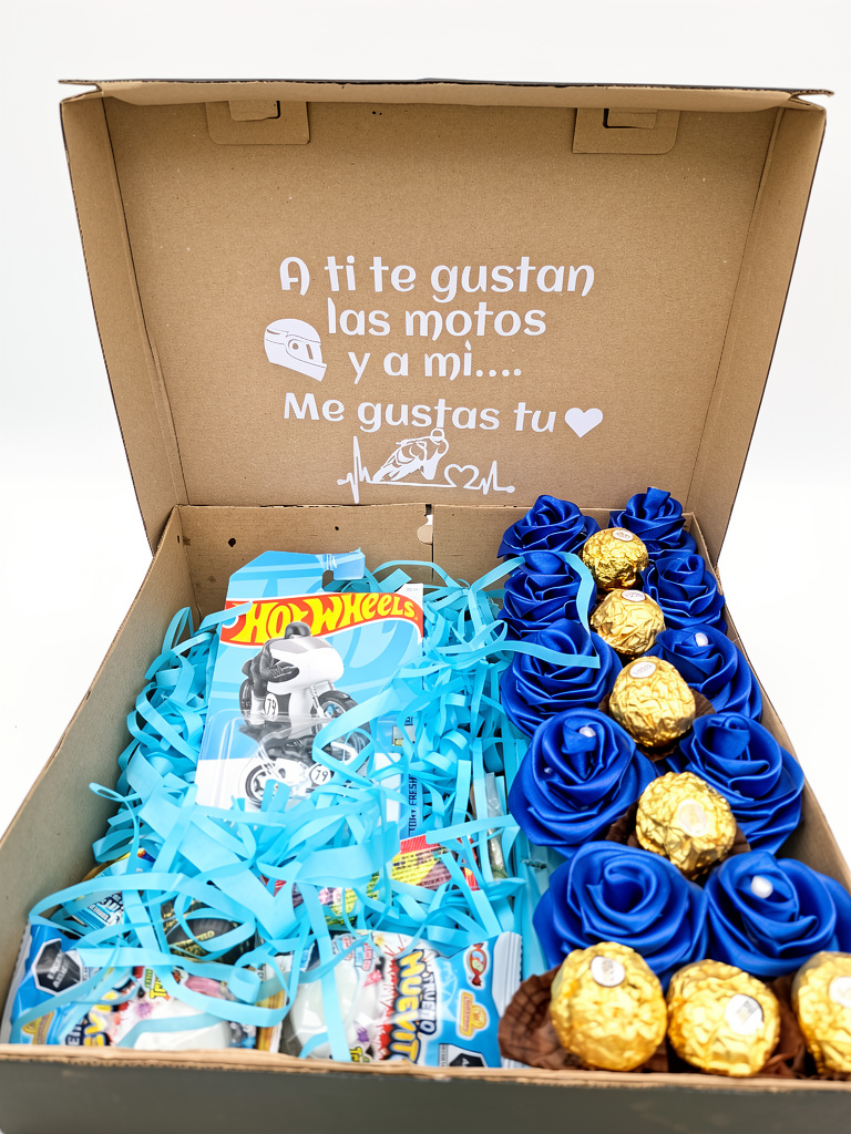 Arreglo con chocolates y Hot Wheels