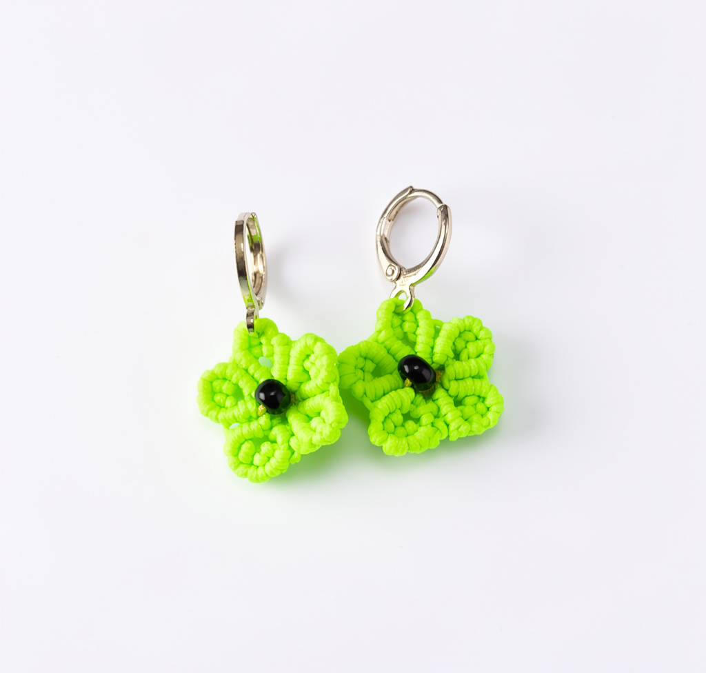 Arete flor pequeña verde neón
