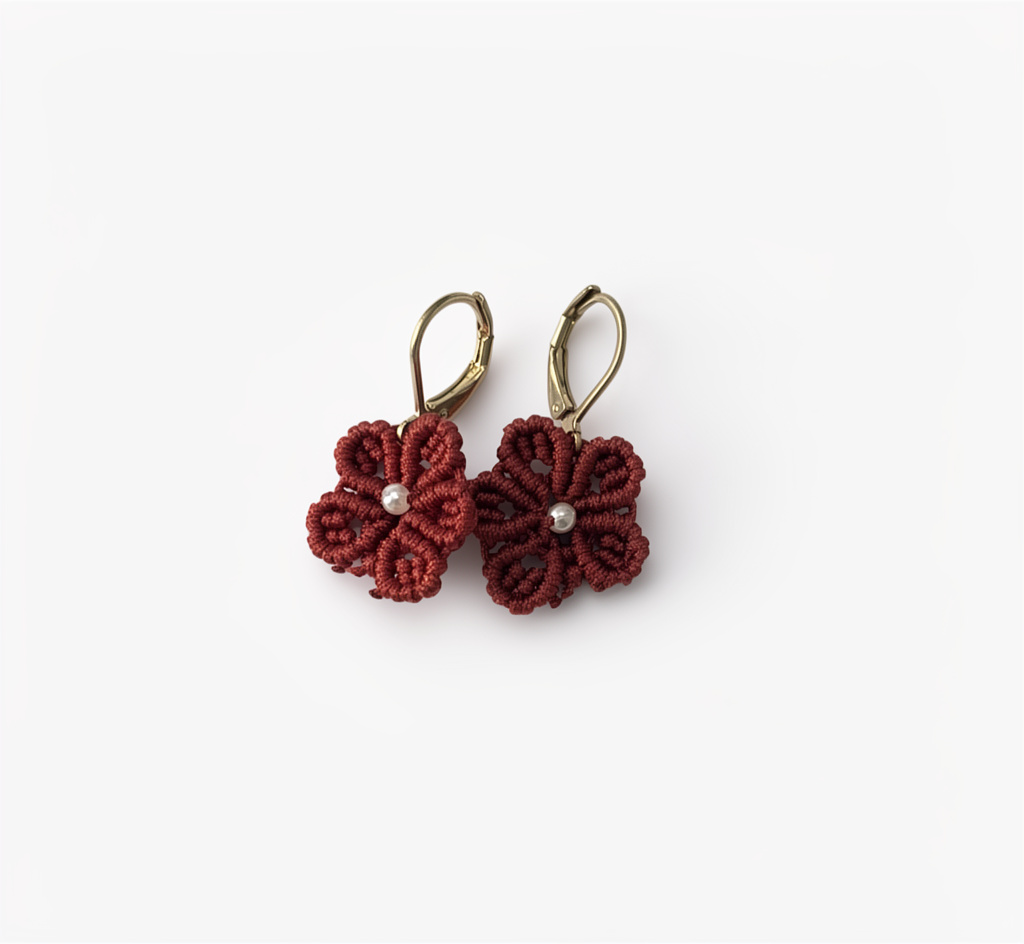 Arete flor pequeña marrón rojiso