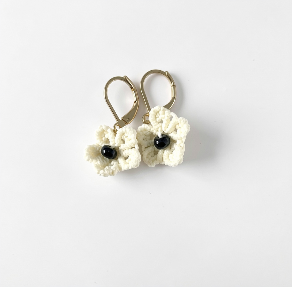Arete flor pequeña blanco hueso
