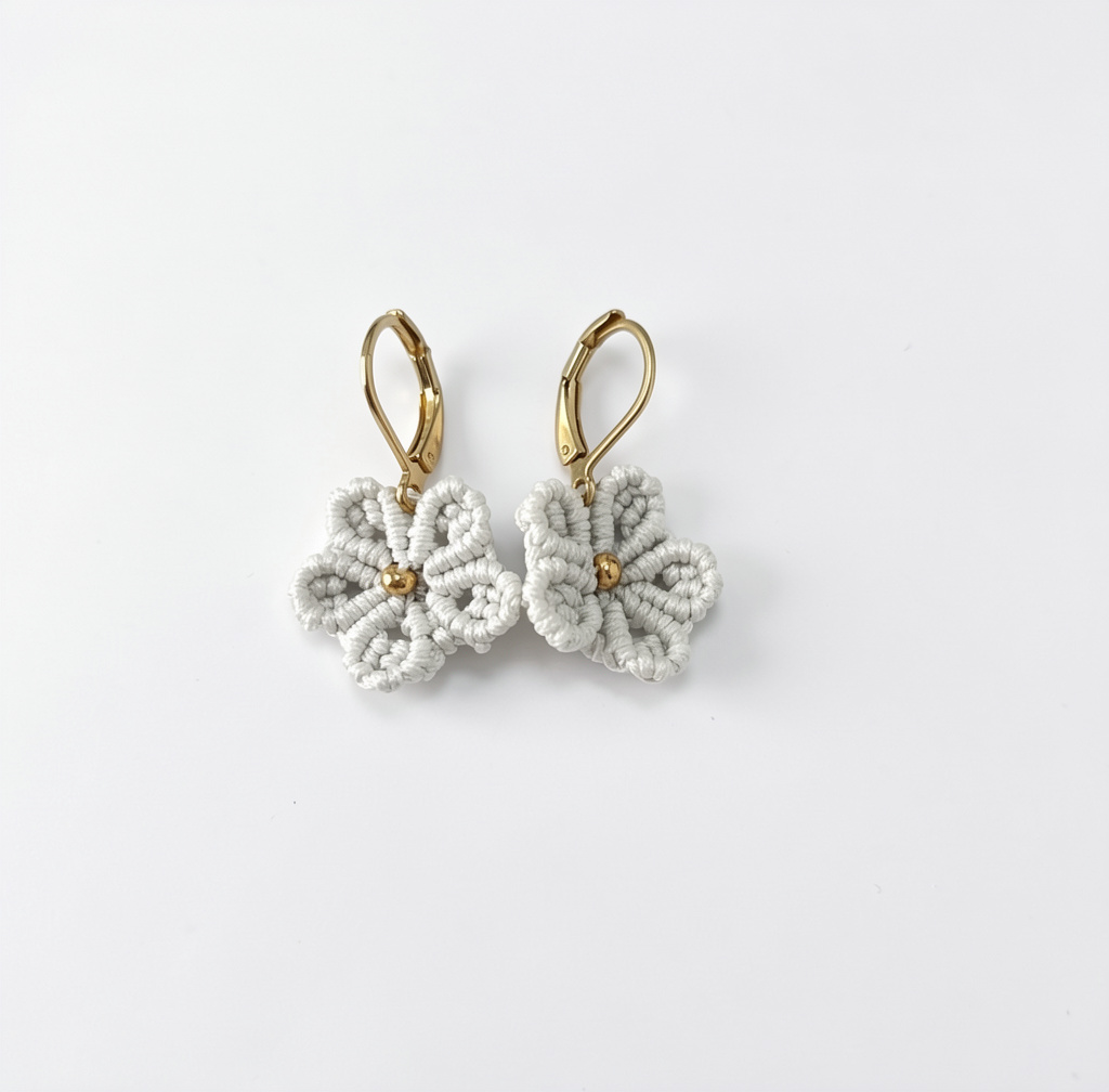 Arete flor pequeña gris