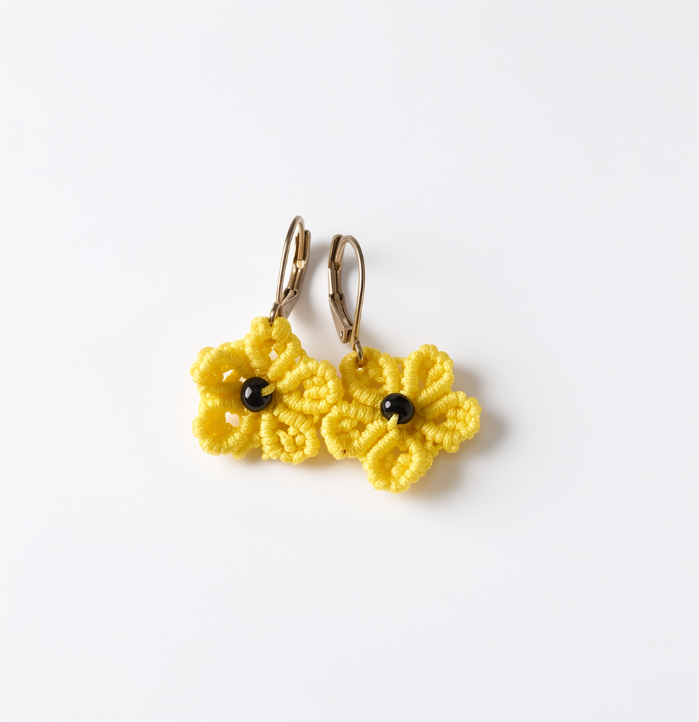 Arete flor pequeña amarillo