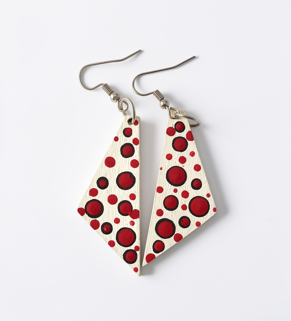 Arete medio triángulo rojo blanco