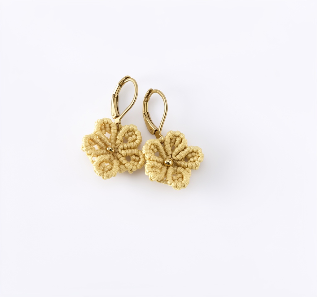 Arete flor pequeña crema