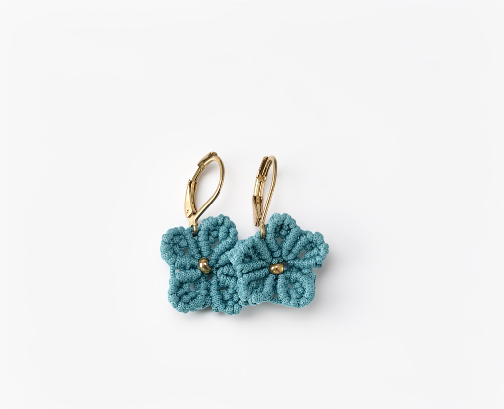 Arete flor pequeña azul
